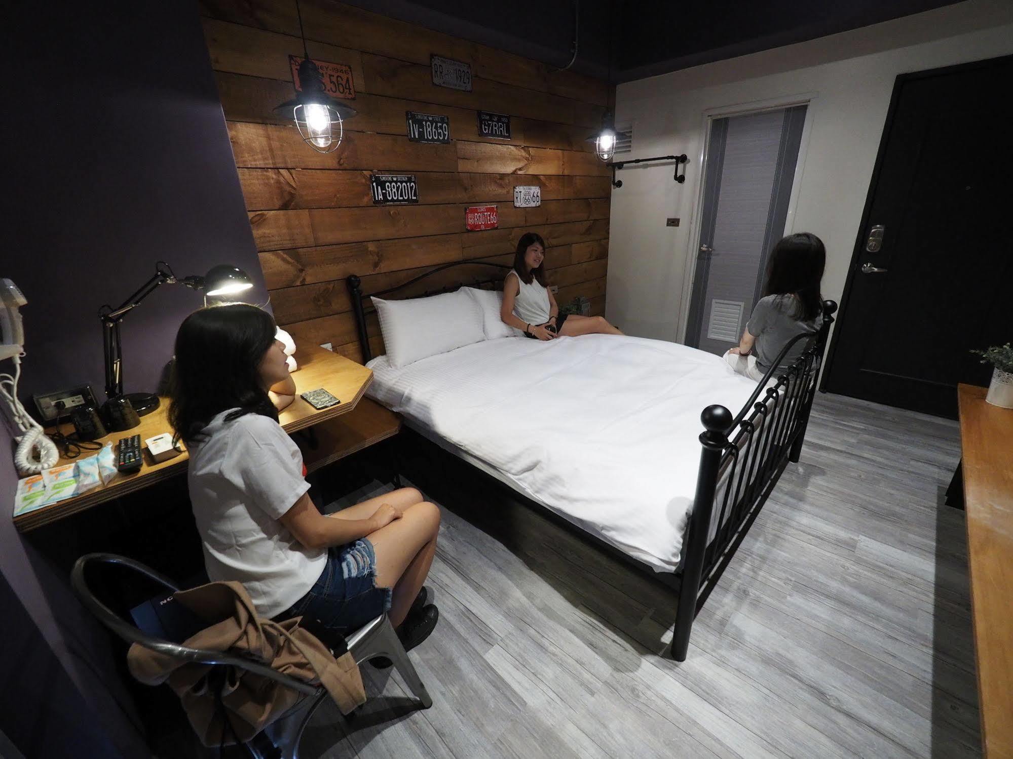 Loft Hostel Fengjia 타이중 외부 사진